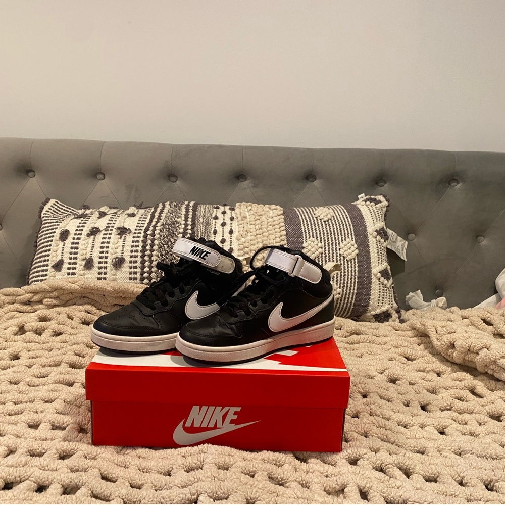 Boys Nike Court Borough Black & White Sneakers Size 4.5 Great Condition